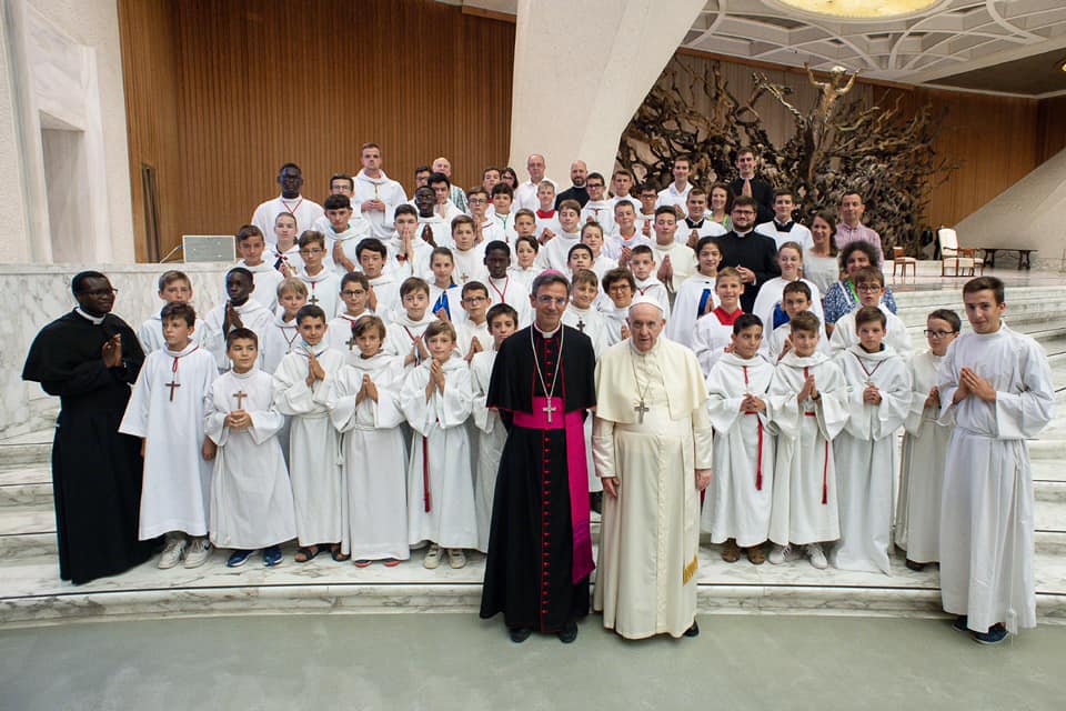 Photo de servants d'autel des diocèses de Tulle, Limoge et Angoulême avec le Pape